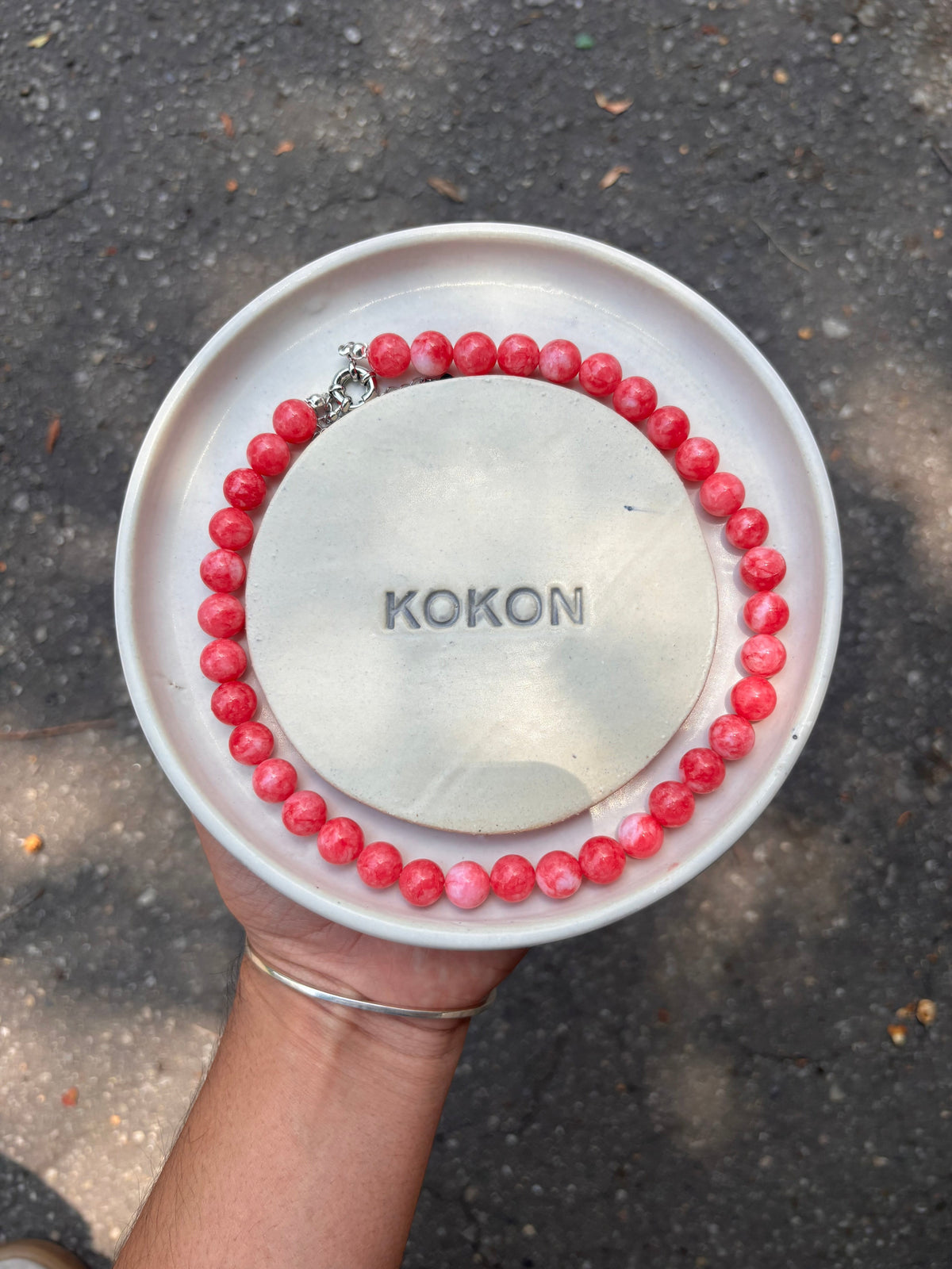 KOKON Rosalía es un collar de piedras naturales color rosa intenso, perfecto para agregar color a tu outfit.