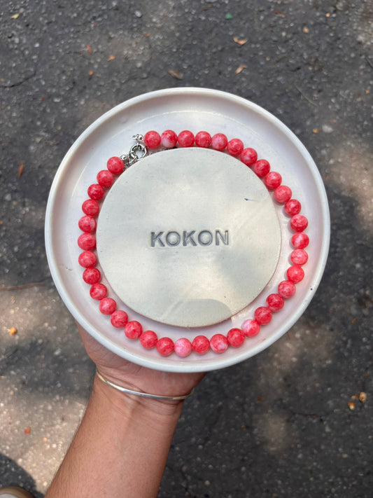 KOKON Rosalía es un collar de piedras naturales color rosa intenso, perfecto para agregar color a tu outfit.